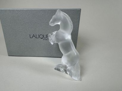 LALIQUE. 
Sujet en verre dépoli figurant...