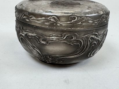 René LALIQUE (1860-1945).
Boîte à poudre...