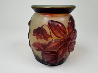 GALLE TIP.
Vase en verre multicouches dégagé...