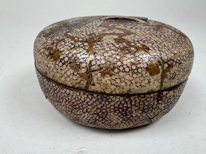 JAPON, XIXe.
Petite boîte circulaire couverte...