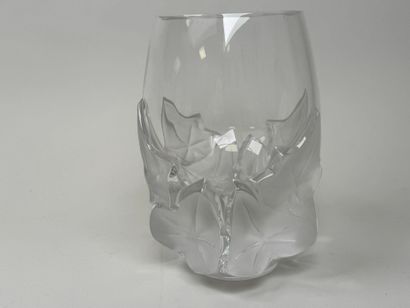 LALIQUE France.
Modèle HEDERA.
Vase en cristal...