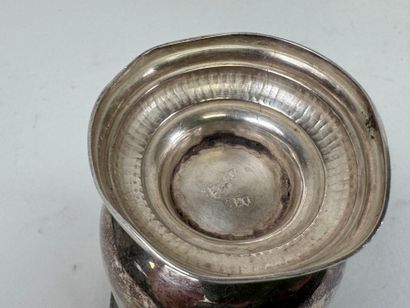 Timbale sur piédouche en argent, la base...