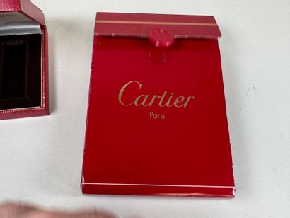CARTIER. 
Briquet en métal doré guilloché,...