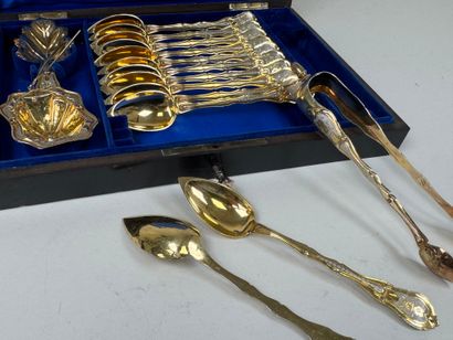 Nécessaire à thé en argent doré comprenant...