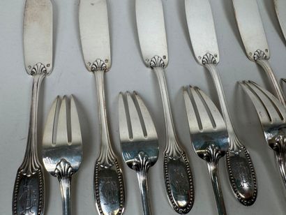 Série de douze couverts à poisson en argent...