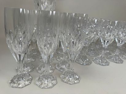 SEVRES.
Partie de service de verres en cristal...