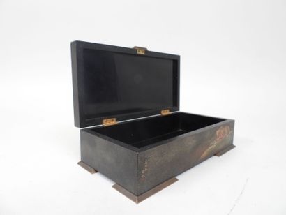 ALFRED DUNHILL à Paris.
Coffret en laque...