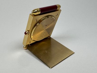 CARTIER. 
Pendulette de table en métal doré...