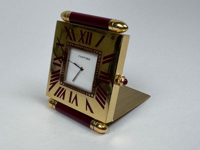 CARTIER. 
Pendulette de table en métal doré...