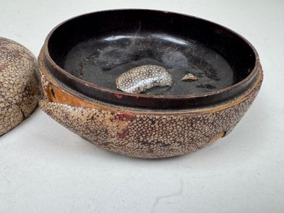 JAPON, XIXe.
Petite boîte circulaire couverte...