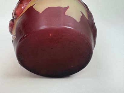 GALLE TIP.
Vase en verre multicouches dégagé...