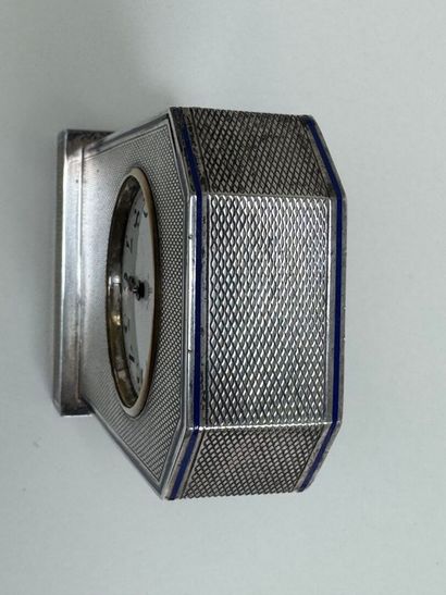 Pendulette borne en argent guilloché 900/1000...