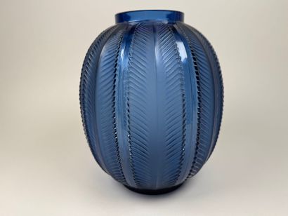 René LALIQUE (1860-1945). 
Modèle BISKRA.
Vase...