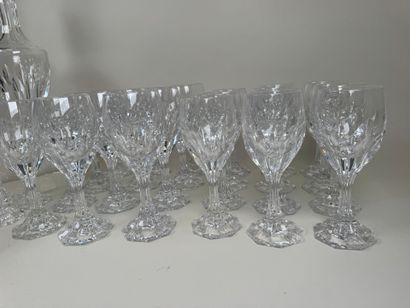 SEVRES.
Partie de service de verres en cristal...
