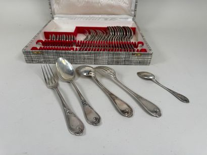 Ménagère en argent 800/1000, à décor feuillagé...