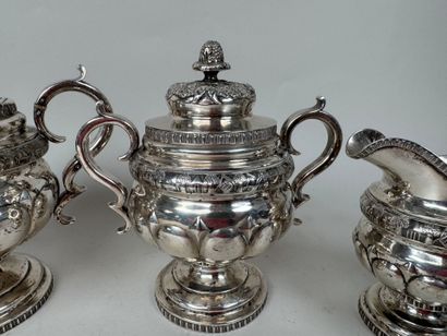 Partie de service à thé en argent repoussé...