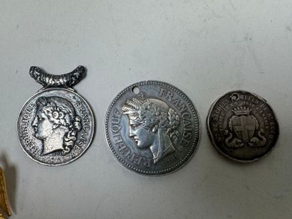Three silver medals.
Weight: 47 g.
(wear).
A...