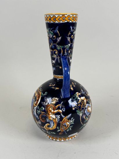 GIEN.
Renaissance model.
Vase with two handles...