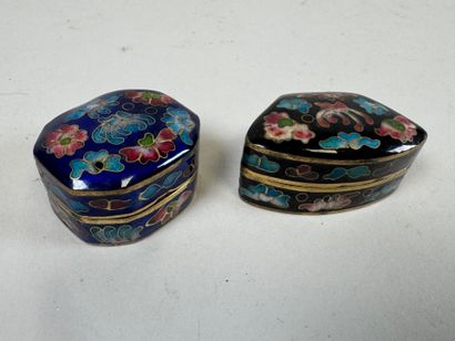 Set of two cloisonné enamel pillboxes on...