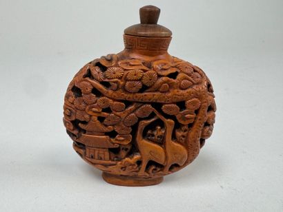 ASIA, 20th century.
Carved boxwood snuffbox...