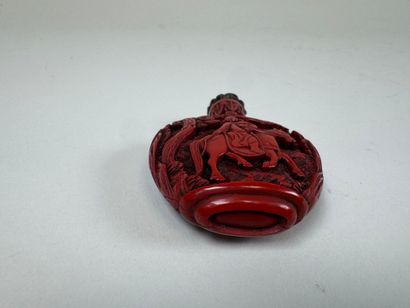 ASIA, 20th century.
Red lacquered snuffbox...