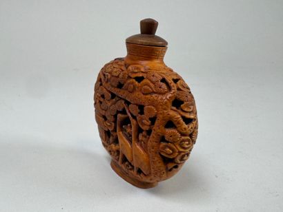 ASIA, 20th century.
Carved boxwood snuffbox...
