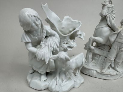 École XXe. 
Suite of three small porcelain...