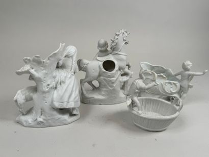 École XXe. 
Suite of three small porcelain...