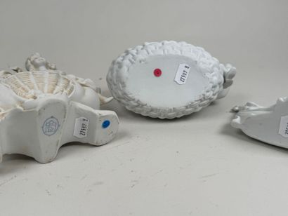École XXe. 
Suite of three porcelain cookie...