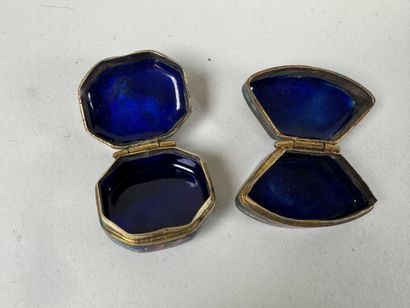 Set of two cloisonné enamel pillboxes on...