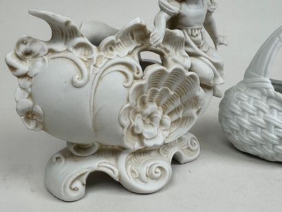 École XXe. 
Suite of three porcelain cookie...