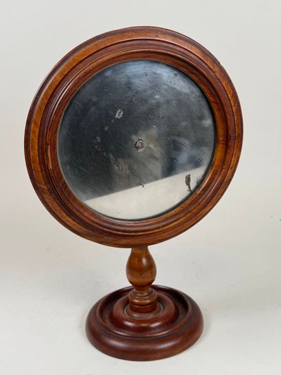 Circular table mirror in turned wood.
H....