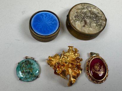 Lot comprising two circular boxes, one with...