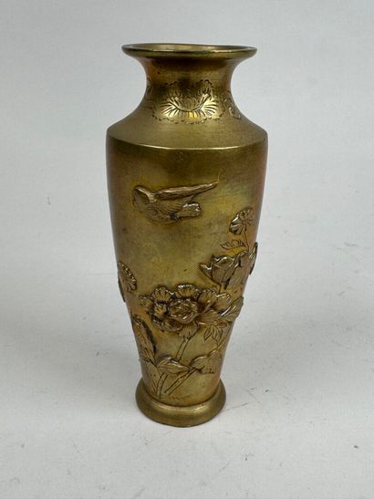 JAPAN, 20th century. 
Gilt bronze baluster...