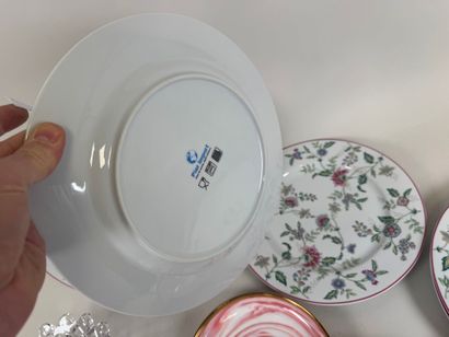 Lot including:
- 5 polychrome porcelain dinner...