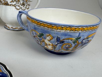 GIEN.
Polychrome earthenware coffee service...