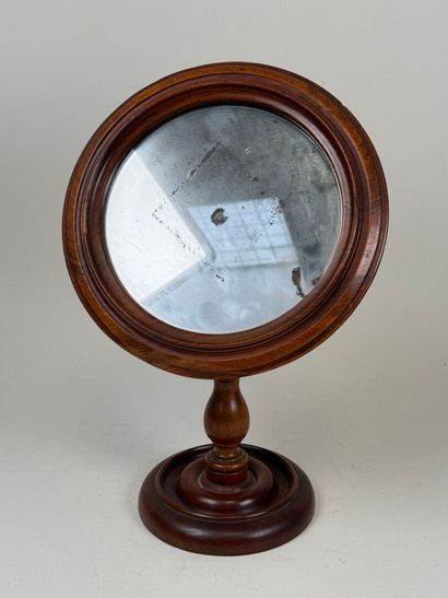 Circular table mirror in turned wood.
H....