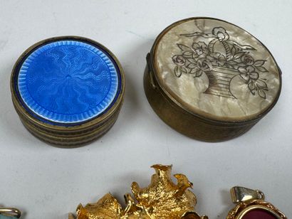 Lot comprising two circular boxes, one with...