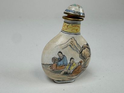 ASIA, 20th century.
Cloisonné brass snuffbox...