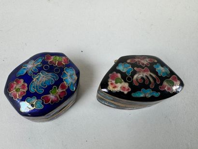 Set of two cloisonné enamel pillboxes on...