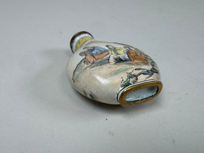 ASIA, 20th century.
Cloisonné brass snuffbox...