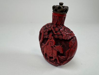 ASIA, 20th century.
Red lacquered snuffbox...