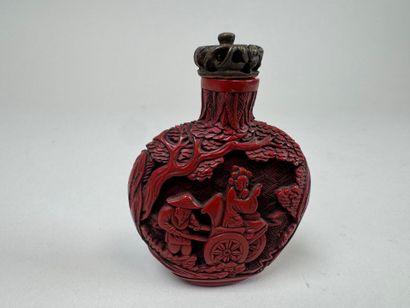 ASIA, 20th century.
Red lacquered snuffbox...