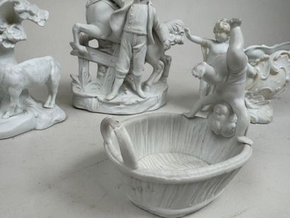 École XXe. 
Suite of three small porcelain...