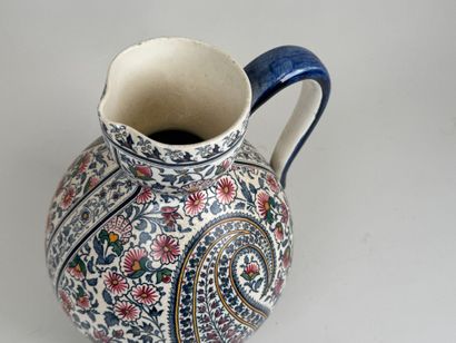 GIEN.
Cachemire model.
Large polychrome earthenware...