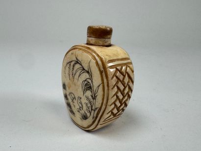 ASIA, 20th century.
Carved and engraved bone...