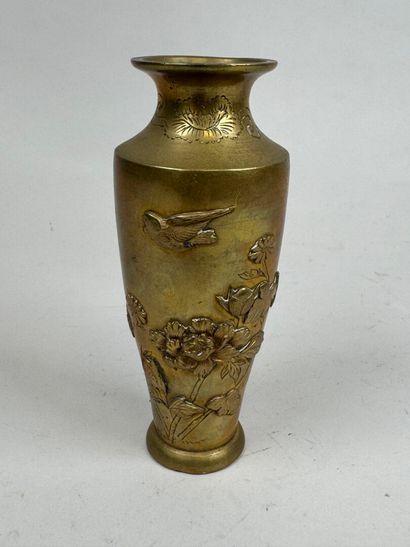JAPAN, 20th century. 
Gilt bronze baluster...