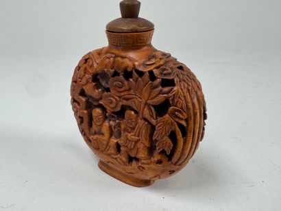ASIA, 20th century.
Carved boxwood snuffbox...