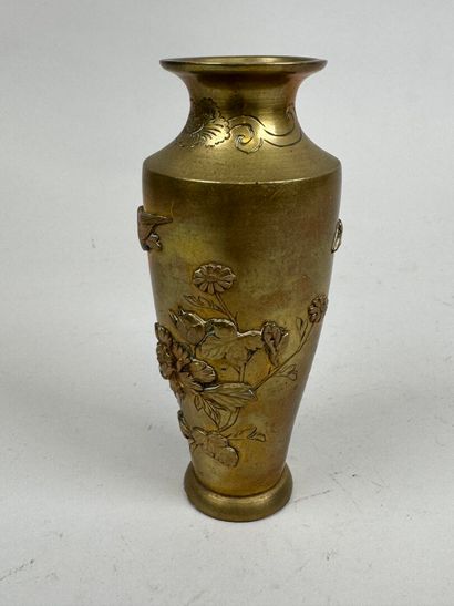 JAPAN, 20th century. 
Gilt bronze baluster...