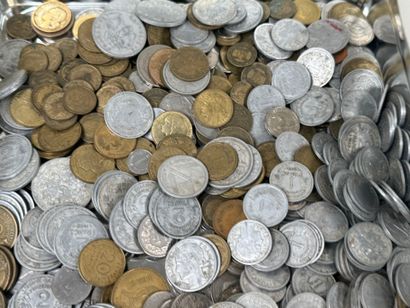 Lot of loose coins including Francs and foreign...